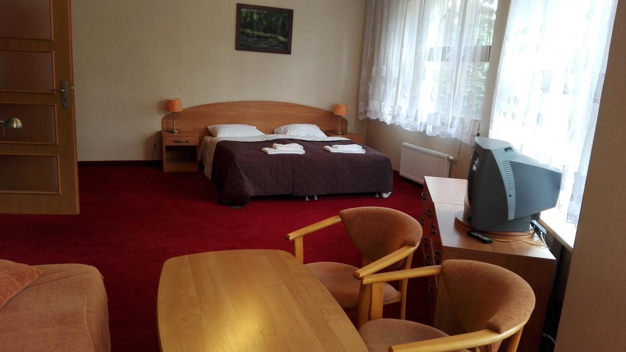 Osrodek Szkoleniowo - Wypoczynkowy Guzianka Hotell Ruciane-Nida Exteriör bild