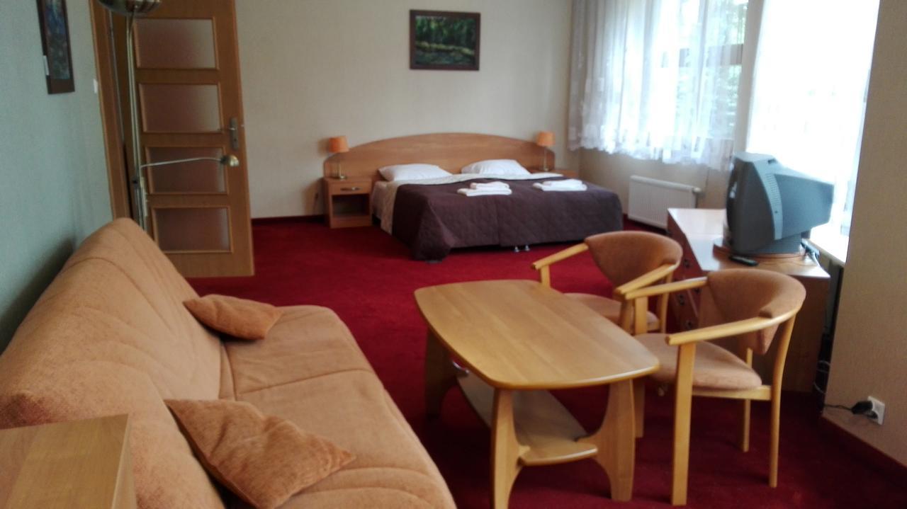 Osrodek Szkoleniowo - Wypoczynkowy Guzianka Hotell Ruciane-Nida Exteriör bild