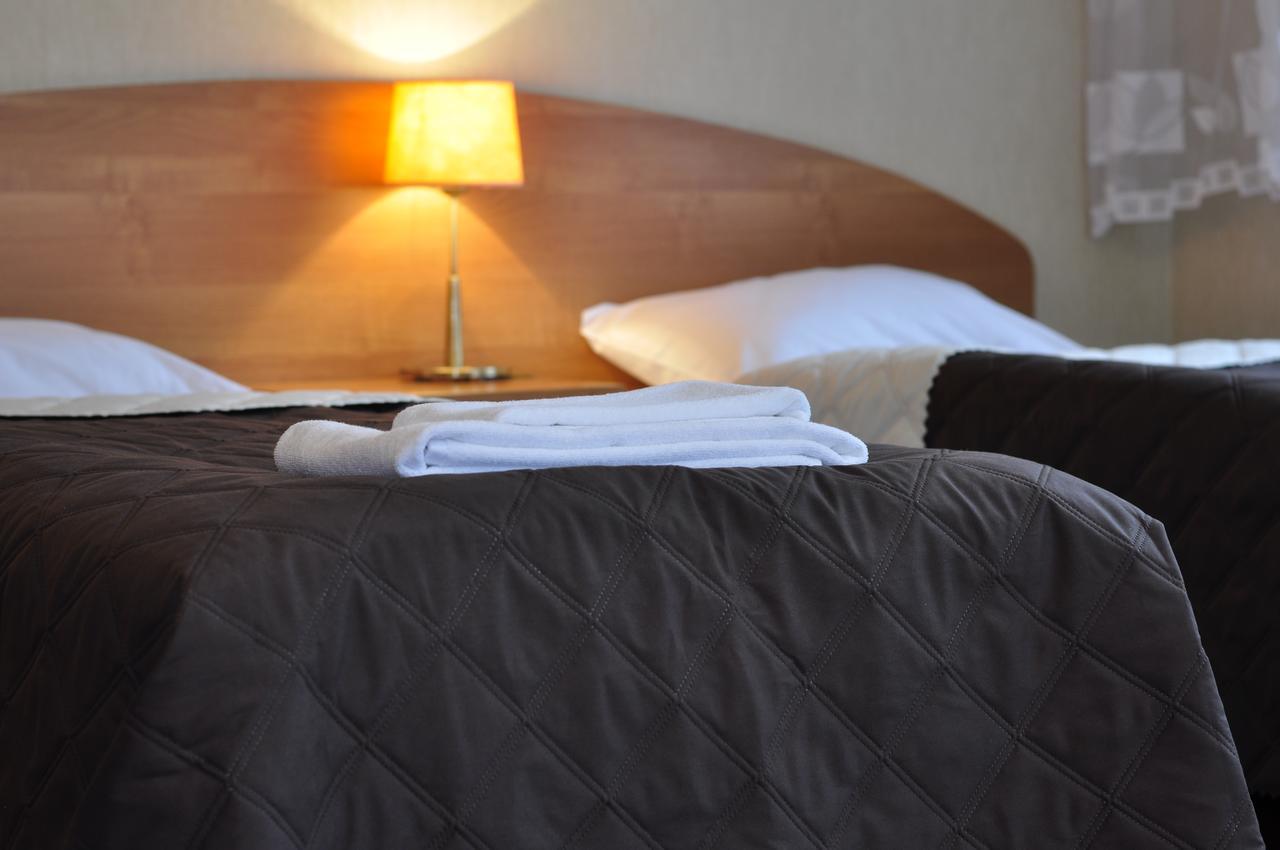 Osrodek Szkoleniowo - Wypoczynkowy Guzianka Hotell Ruciane-Nida Exteriör bild