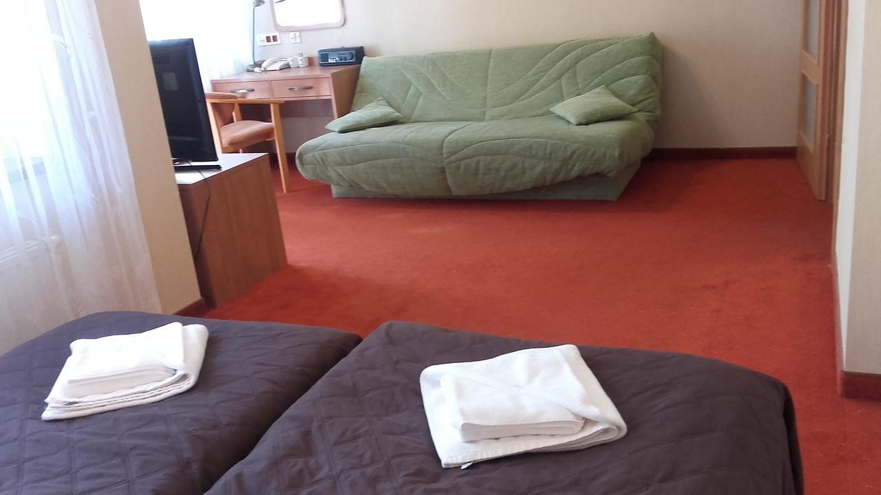 Osrodek Szkoleniowo - Wypoczynkowy Guzianka Hotell Ruciane-Nida Exteriör bild