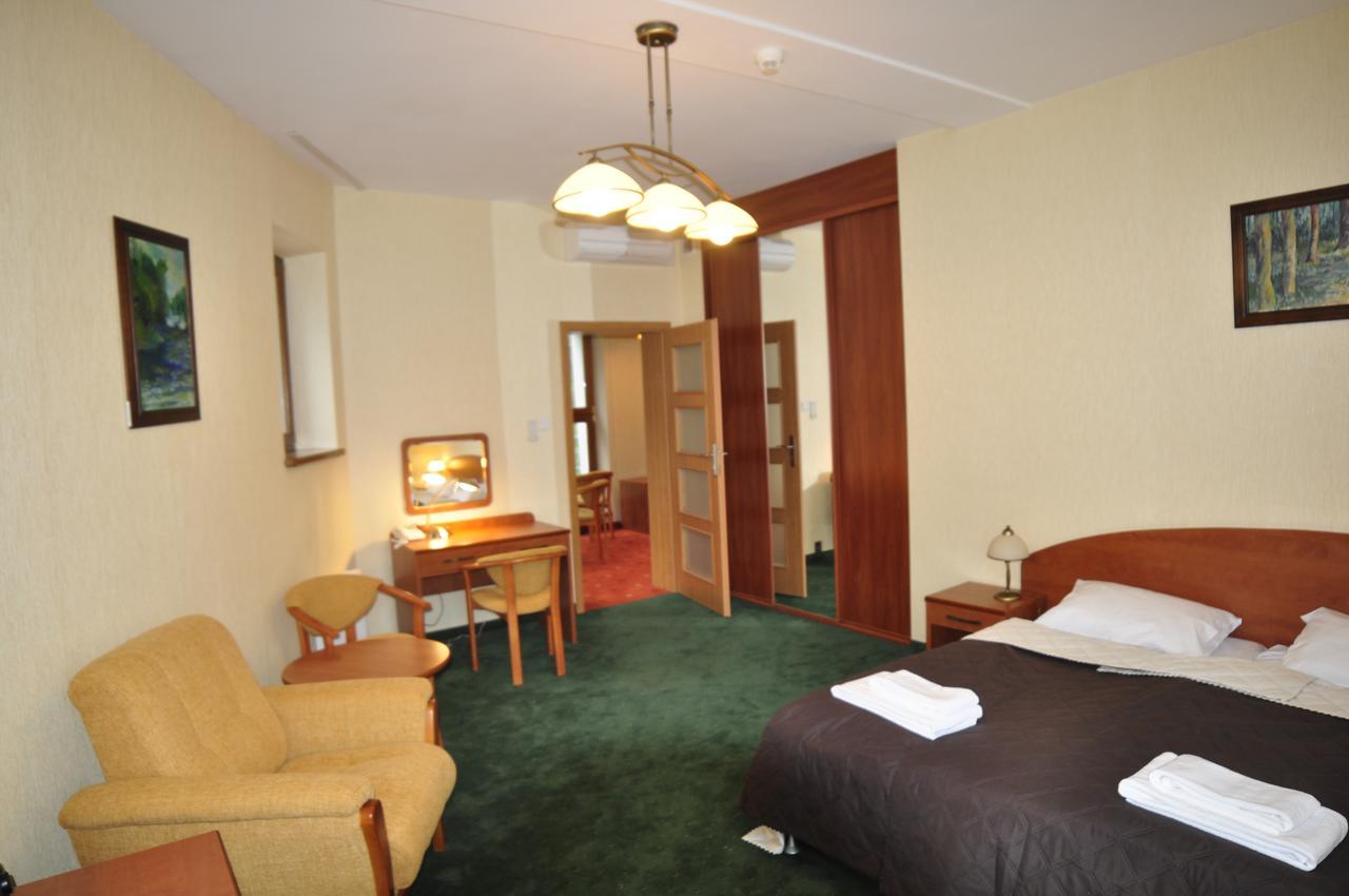 Osrodek Szkoleniowo - Wypoczynkowy Guzianka Hotell Ruciane-Nida Exteriör bild