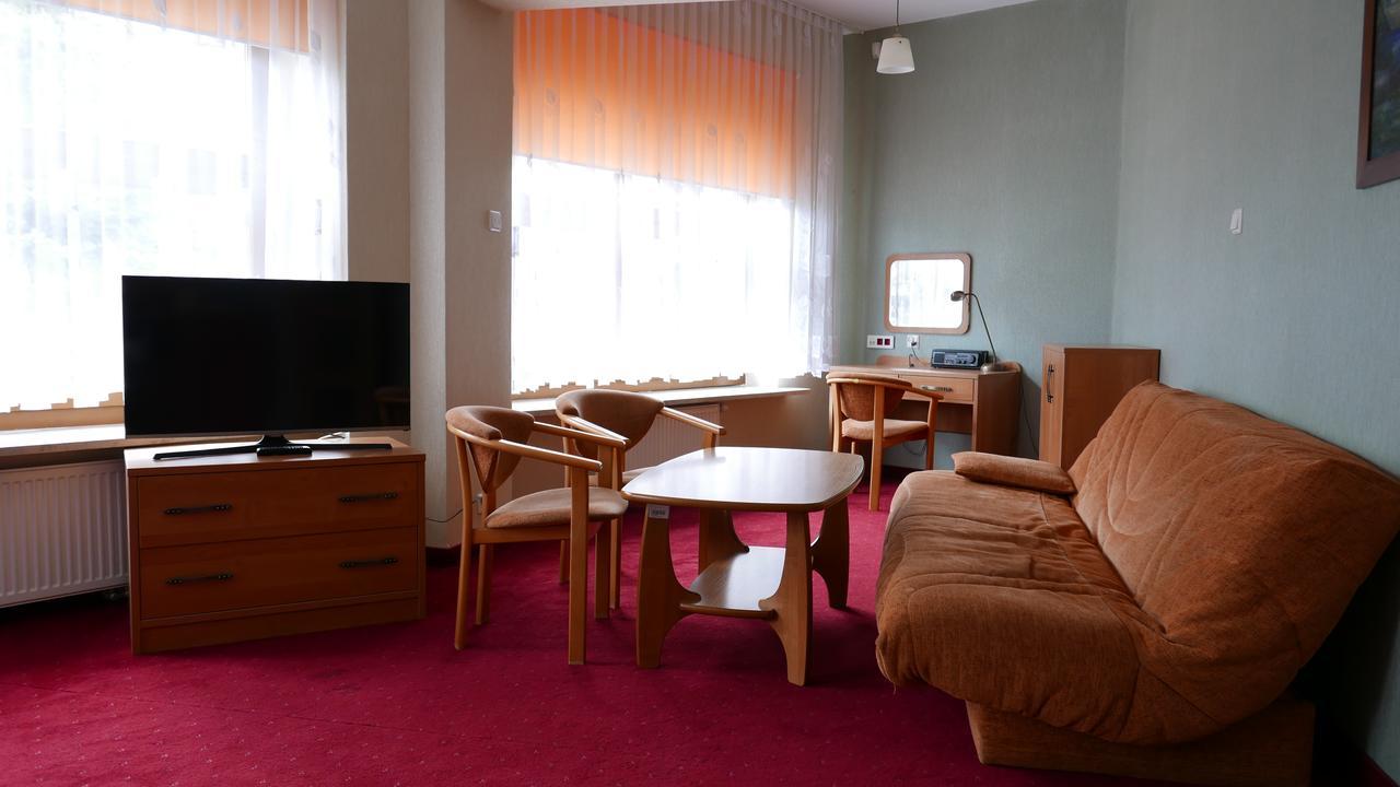 Osrodek Szkoleniowo - Wypoczynkowy Guzianka Hotell Ruciane-Nida Exteriör bild